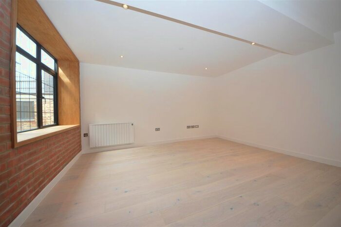1 Bedroom Flat To Rent In Chevron Apartments, St. James&# Road, Bermondsey, SE1