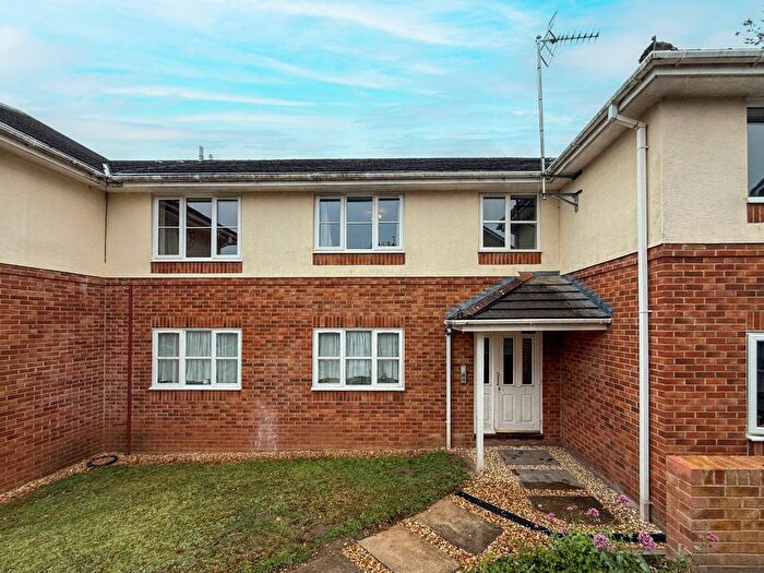 1 Bedroom Flat To Rent In Barton Close, St Annes Park, Bristol, BS4