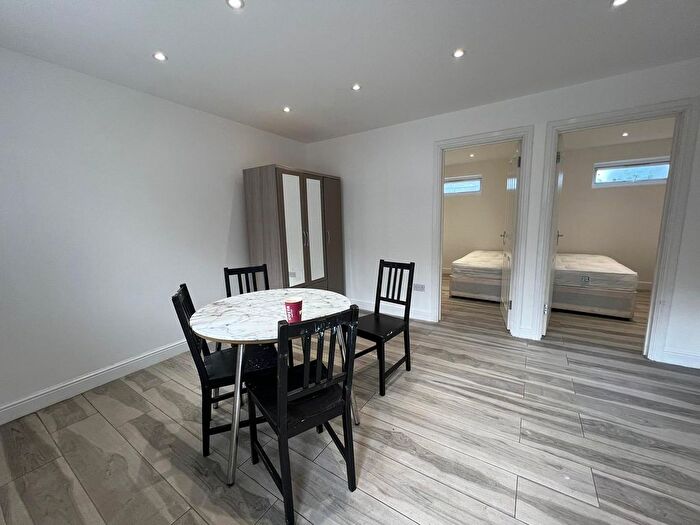 2 Bedroom Flat To Rent In Kings Avenue, Chadwell Heath, Romford, RM6