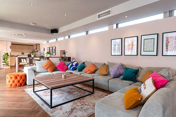 1 Bedroom Flat To Rent In Broadside, Oldham Walk, M4