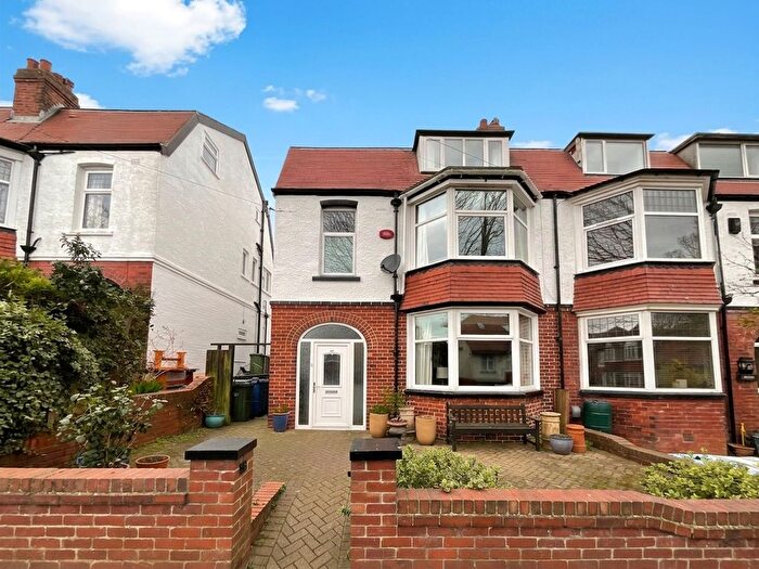 5 Bedroom Semi Detached House For Sale In Chatsworth Gardens, Scarborough, YO12