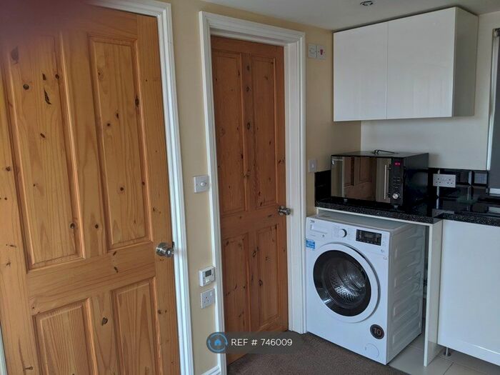 Studio To Rent In Crest Drive, Enfield, EN3