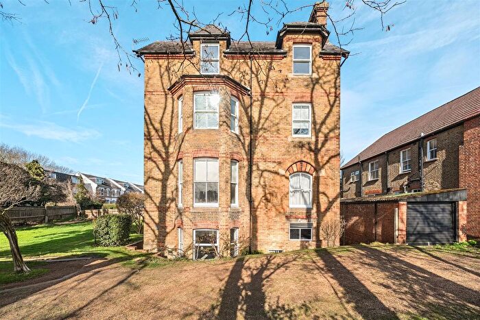 2 Bedroom Flat For Sale In Avenue South, Surbiton, KT5