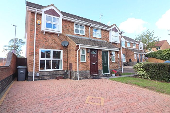3 Bedroom Semi-Detached House For Sale In Tylers Mead, Bushmead, Luton, LU2