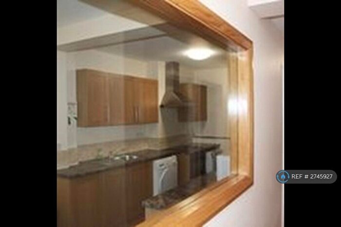 6 Bedroom Flat To Rent In Hawks Road, Kingston Upon Thames, KT1