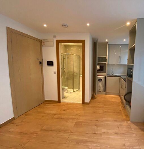 Studio To Rent In Shenfield Road, Brentwood, Essex, CM15