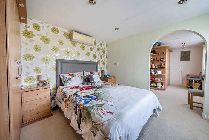 3 Bedroom Chalet For Sale In Lent Rise Road, Taplow, Buckinghamshire, SL6