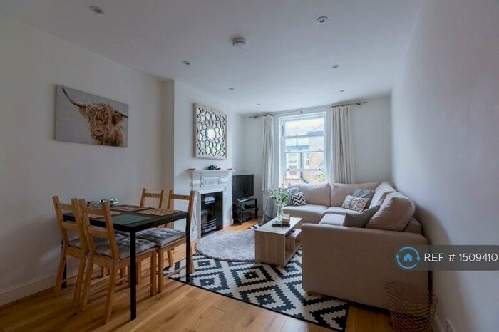2 Bedroom Flat To Rent In First Floor, London, SW12