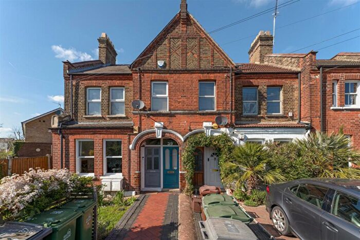 2 Bedroom Maisonette For Sale In Warner Road, Walthamstow, E17