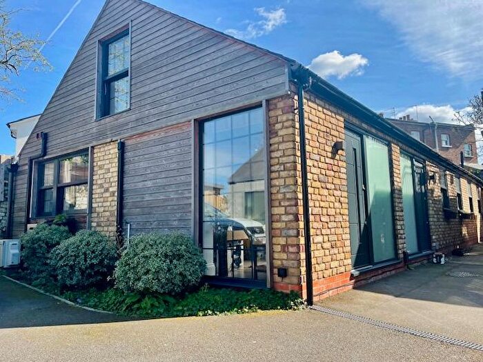 1 Bedroom Semi Detached House For Sale In High Street, Hampton Wick, KT1