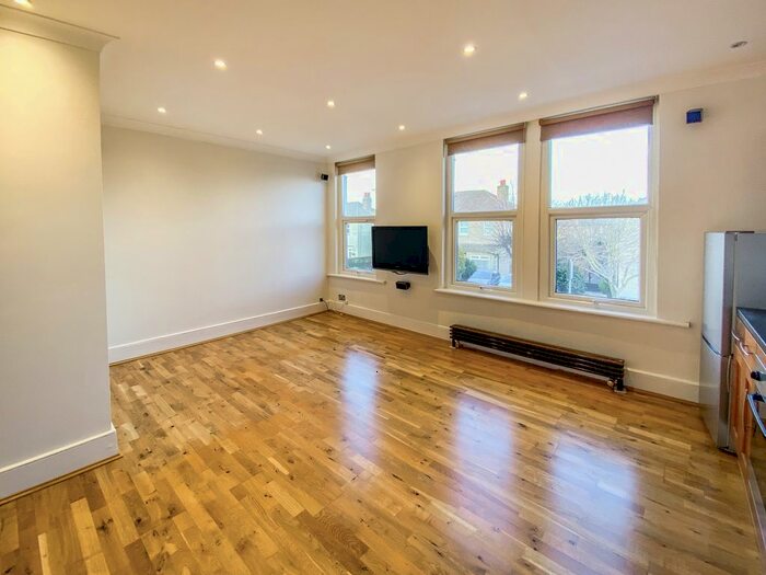 3 Bedroom Flat To Rent In First Avenue, Enfield, EN1
