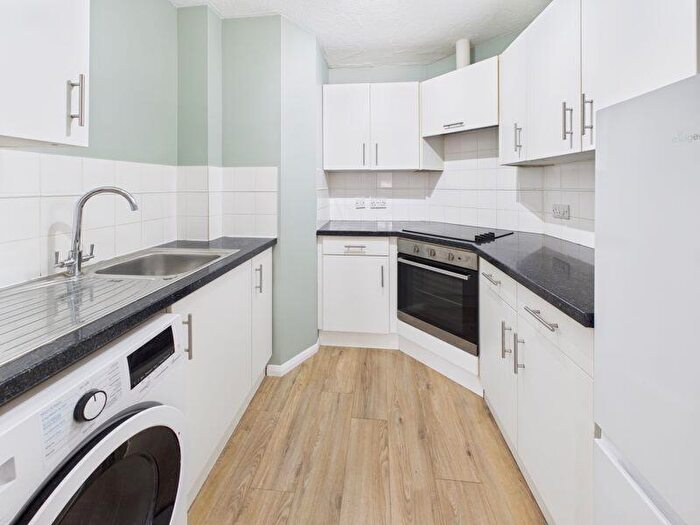2 Bedroom Flat To Rent In Wordsworth Mead, Redhill, RH1