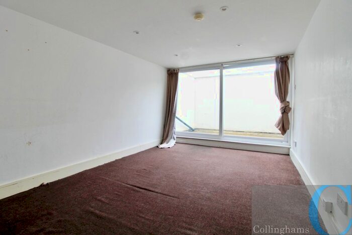 3 Bedroom Flat To Rent In Tooting Bec Road, London, SW17