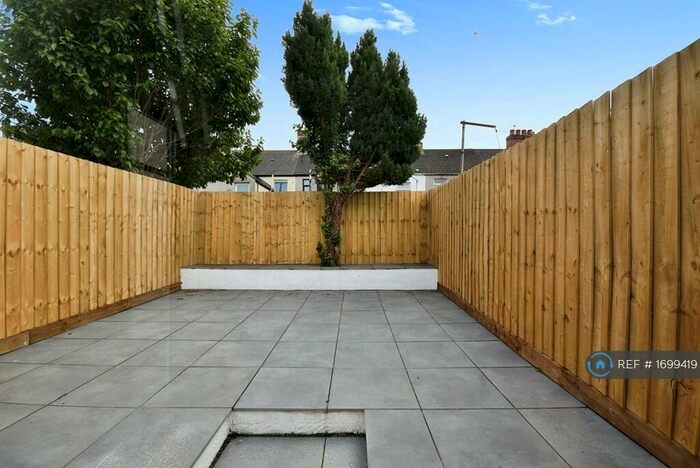 2 Bedroom Flat To Rent In Covney Street, Cardiff, CF24