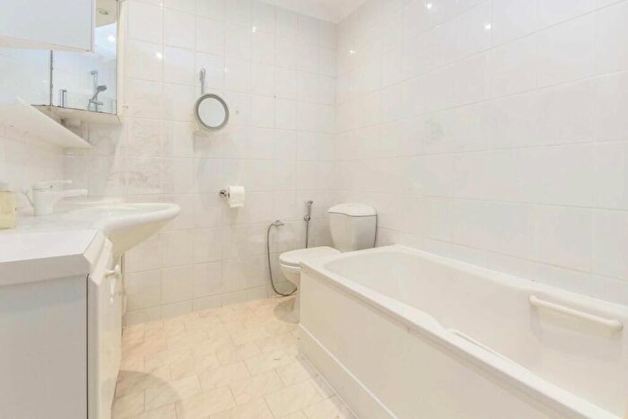 4 Bedroom House To Rent In Cotswold Close, Kingston Upon Thames, KT2