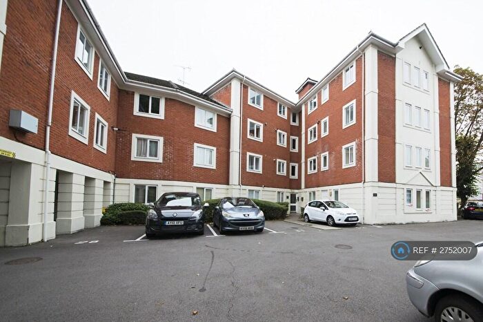 2 Bedroom Flat To Rent In Shelley Court, Reading, RG1