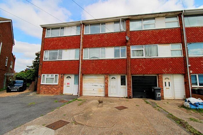 3 Bedroom Terraced House For Sale In Chertsey Close, Luton, LU2