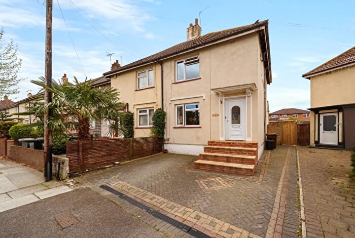 2 Bedroom End Of Terrace House For Sale In Oak Road, Gravesend, Kent, DA12