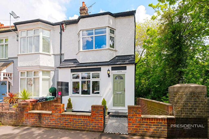 3 Bedroom End Of Terrace House For Sale In Hale End Road, Highams Park, E4