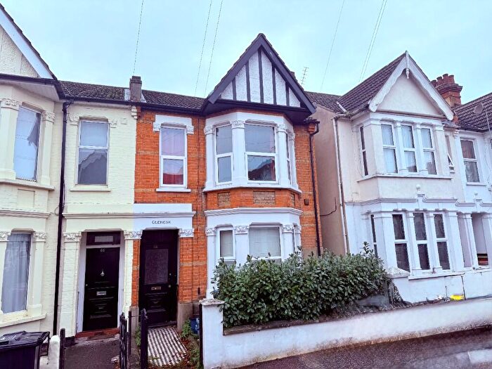 2 Bedroom Flat For Sale In Burdett Avenue, Westcliff-On-Sea, Essex, SS0