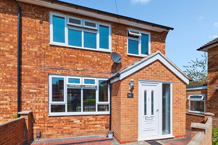 3 Bedroom Semi-Detached House For Sale In Doddsfield Road, Slough, SL2