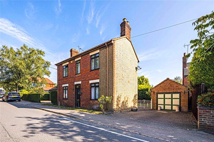 3 Bedroom Detached House For Sale In Dunstable Road, Tilsworth, Central Bedfordshire, LU7
