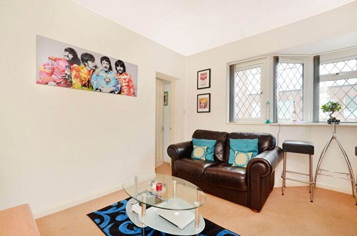 1 Bedroom Flat To Rent In Station Approach, West Byfleet, KT14
