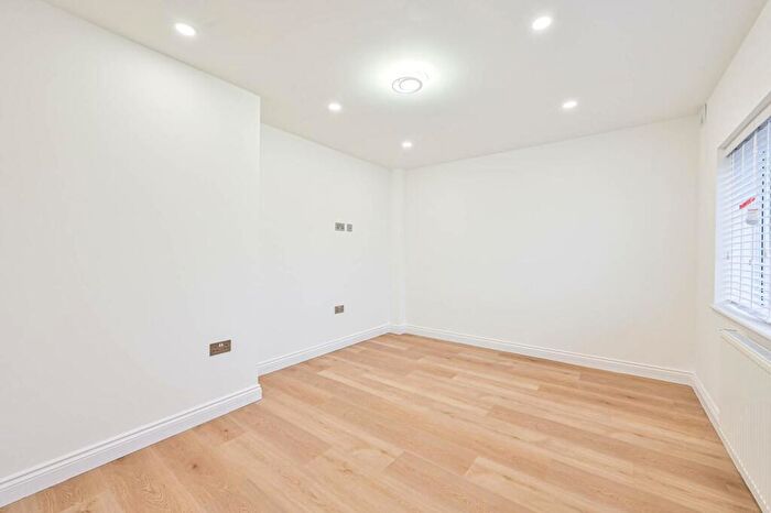 3 Bedroom Flat To Rent In Warwick Road, High Barnet, Barnet, EN5