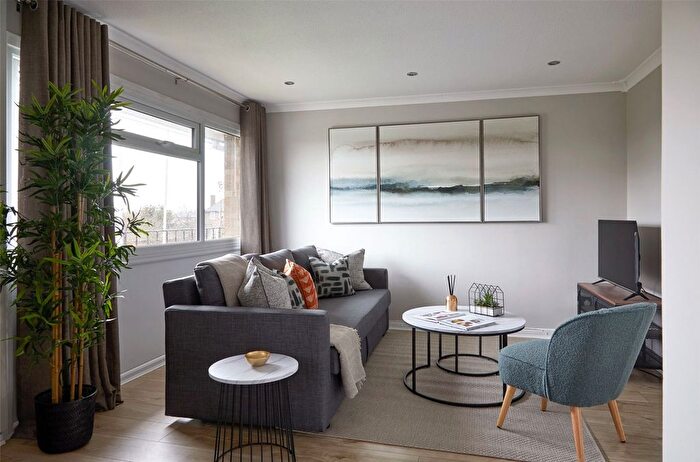 2 Bedroom Maisonette To Rent In Upminster Road North, Rainham, Essex, RM13