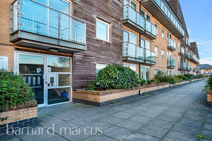 2 Bedroom Flat For Sale In Tilley Road, Feltham, TW13
