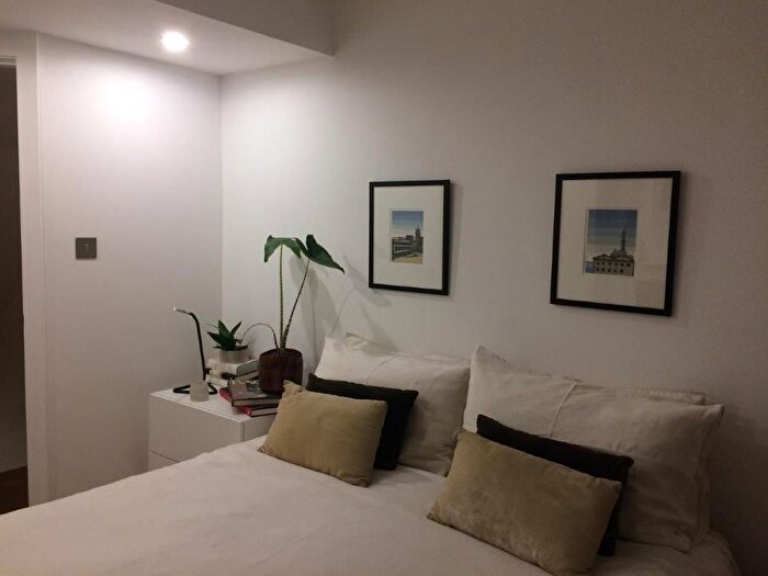 2 Bedroom Cottage To Rent In Lancaster Cottages, Richmond, TW10