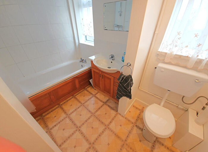 2 Bedroom Bungalow To Rent In Wokingham, RG41