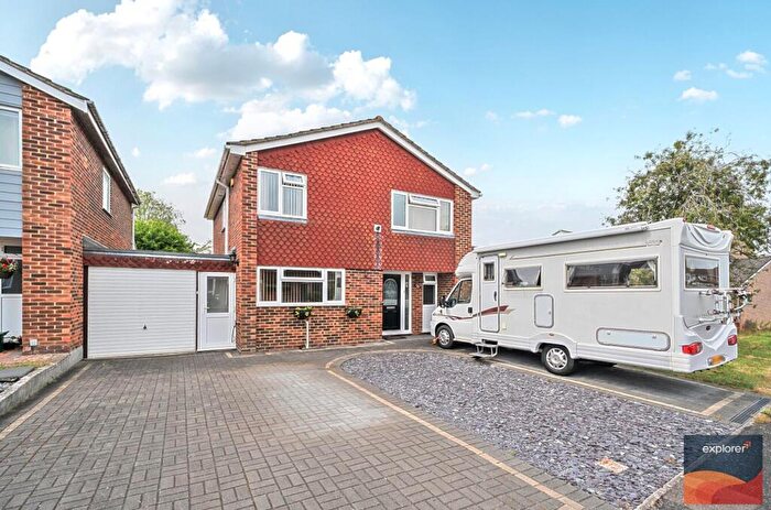 4 Bedroom Link Detached House For Sale In Windermere Avenue, Kempshott, RG22
