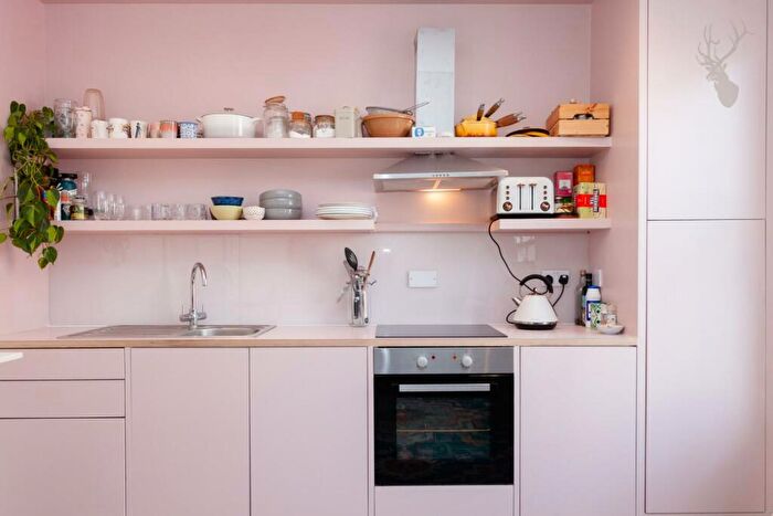 3 Bedroom Apartment To Rent In Victoria Park Road, E9