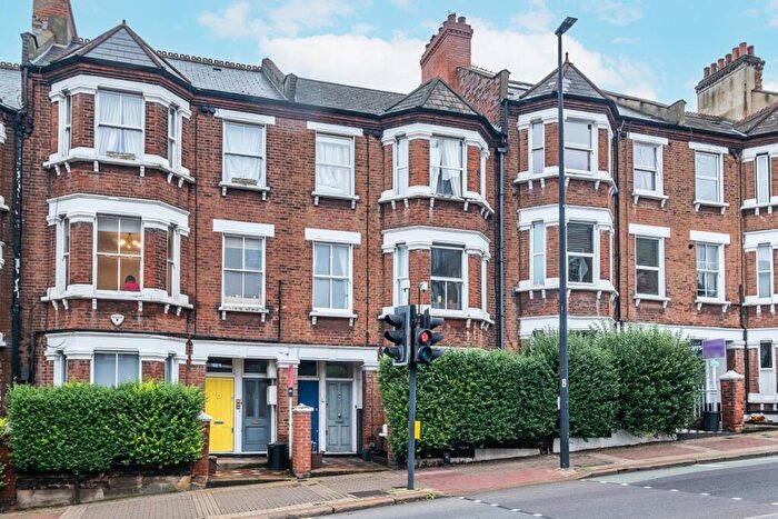 3 Bedroom Flat To Rent In Latchmere Road London, SW11