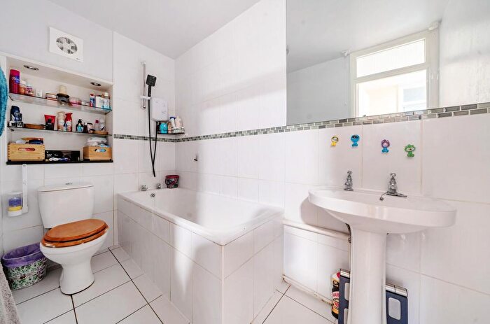 2 Bedroom Flat For Sale In Dawsmere Close, Camberley, GU15