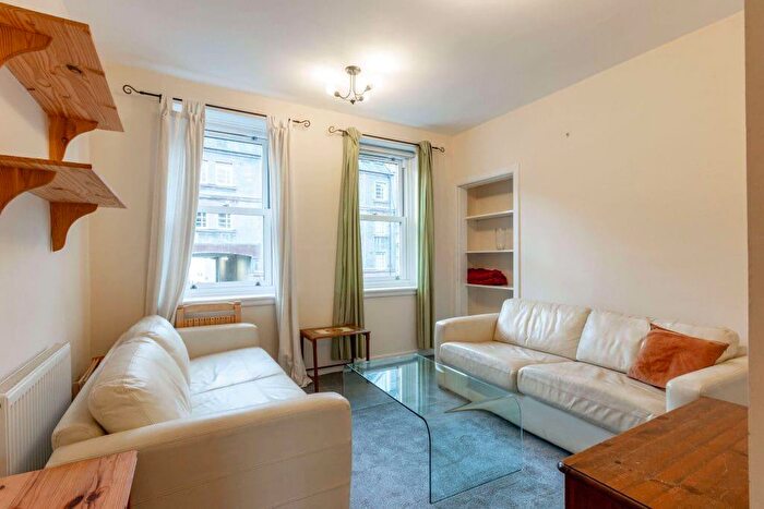 2 Bedroom Flat To Rent In L Richmond Place, Edinburgh, EH8