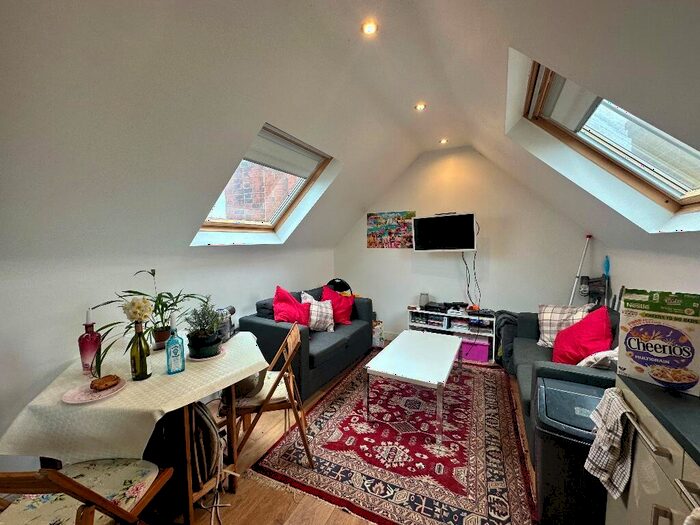 2 Bedroom Apartment To Rent In Hyde Terrace, Leeds, West Yorkshire, LS2