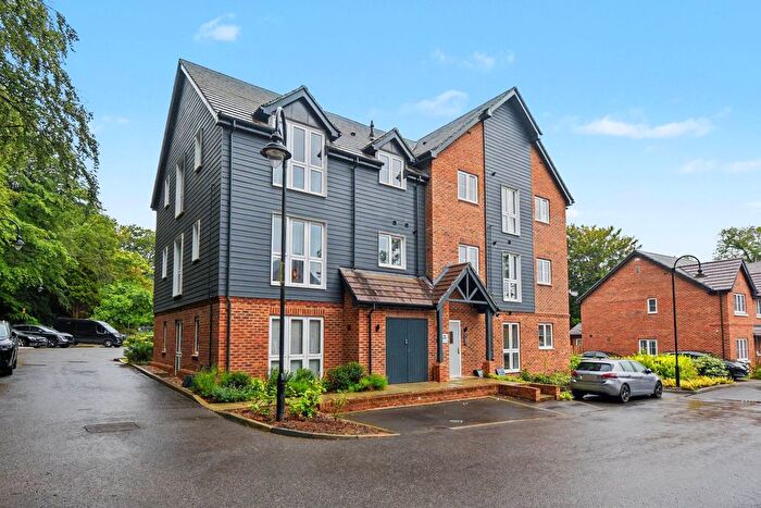 2 Bedroom Flat For Sale In Flat Flynn House, Woodside Close, Bagshot, GU19