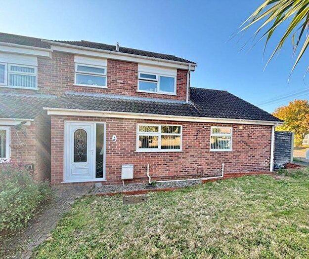 3 Bedroom End Of Terrace House For Sale In Alder Close, Bradwell, NR31