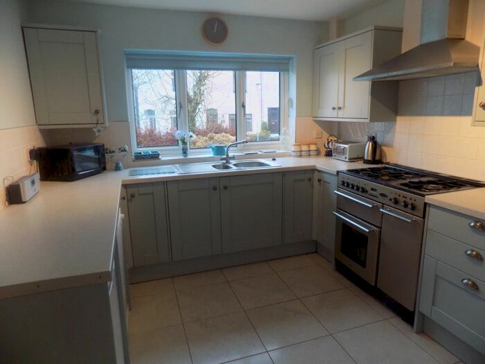 4 Bedroom Property To Rent In Western Close, Mumbles, SA3