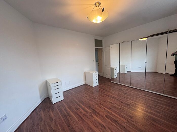 Studio To Rent In Golders Green Road, London, NW11