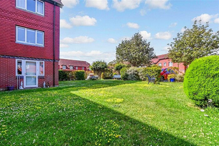 2 Bedroom Flat For Sale In Woodbury Lane, Tenterden, Kent, TN30