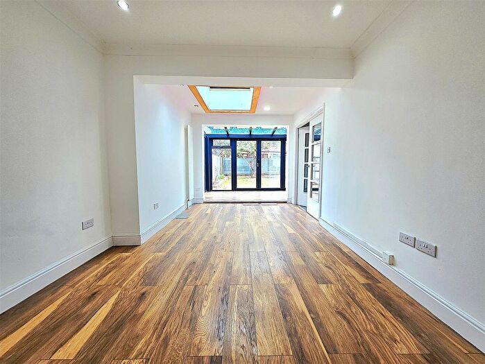 6 Bedroom Semi-Detached House To Rent In Allenby Road, Southall, UB1