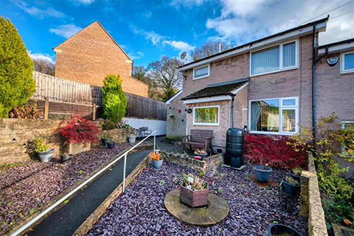 4 Bedroom End Of Terrace House For Sale In Black Rocks Avenue, Matlock, DE4