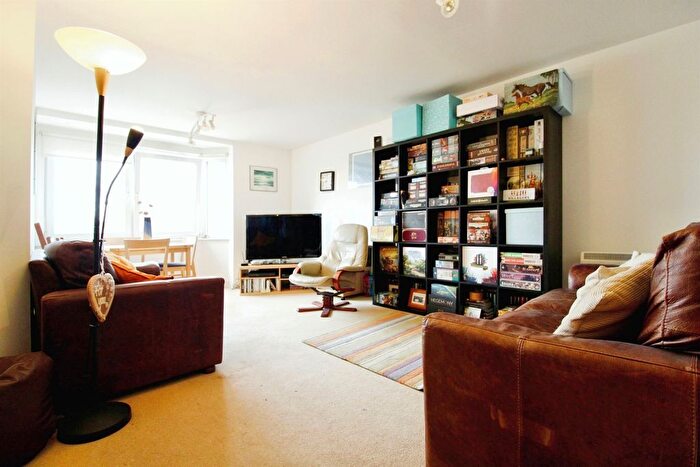 1 Bedroom Flat For Sale In Ffordd Garthorne, Cardiff, CF10