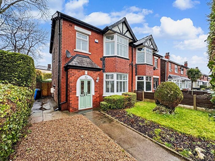 3 Bedroom Semi Detached House For Sale In Radcliffe New Road, Whitefield, M45