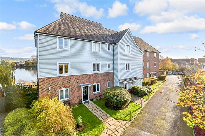 2 Bedroom Flat For Sale In The Lakes, Larkfield, Kent, ME20