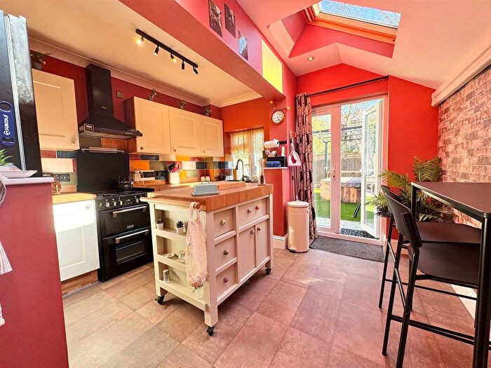 2 Bedroom Flat For Sale In West Exe South, Tiverton, EX16