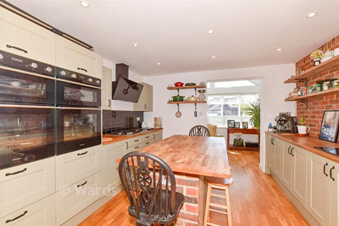 4 Bedroom Chalet For Sale In Maydowns Road, Whitstable, Kent, CT5